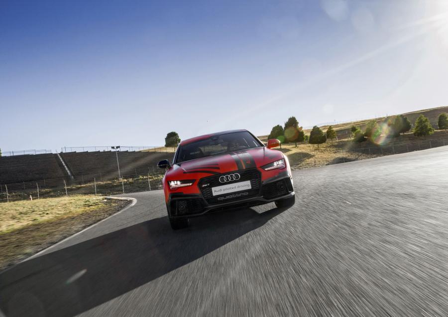  Audi RS7 Sportback Piloted Driving Concept 2015 года  (фото 4 из 8)